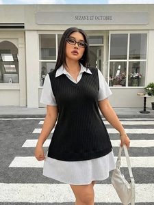 Dettaglio di un abito a camicia a righe con gilet in maglia nera con scollo a V a strati