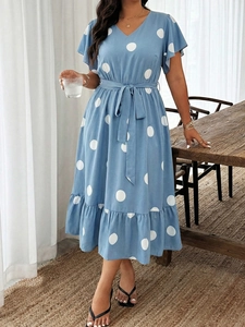 Detailansicht des hellblauen Polka-Dot-Kleides mit V-Ausschnitt und Rüschenärmeln