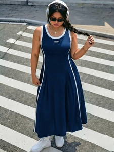 Dettaglio dell'abito midi sportivo blu navy con profili bianchi su strisce pedonali
