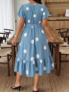Rückansicht von hellblauem Polka-Dot-Kleid mit Bindegürtel und Volants am Saum