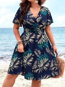 Detail von marineblauem V-Ausschnitt Maxikleid mit tropischem Palmendruck und Gummibund