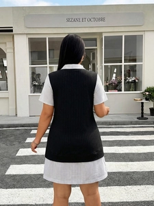 Vista posteriore di un set composto da gilet nero in maglia e abito a righe blu