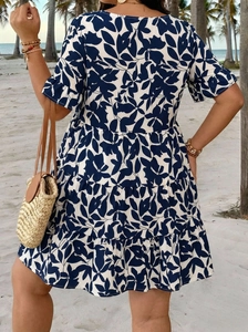 Détail de la robe à volants bleu marine à imprimé tropical avec manches volantées