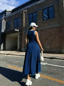 Dettaglio dell'abito lungo senza maniche blu navy con bordo bianco e look stile streetwear