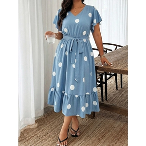 Hellblaues gepunktetes Plus-Size-Kleid mit V-Ausschnitt, Rüschenärmeln und Taillengürtel