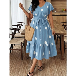 Plus Size hellblaues Polka-Dot-Kleid mit V-Ausschnitt, Schmetterlingsärmeln und Gürtel