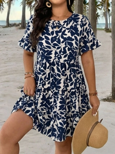 Détails des manches à volants et imprimé floral sur une robe longue bleu marine