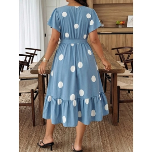 Hellblaues Midi-Kleid mit Polka-Dots, V-Ausschnitt, Rüschen und Gürtel für Damen
