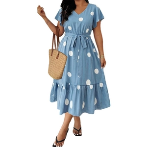 Hellblaues Midi-Kleid mit V-Ausschnitt, weißen Punkten, Rüschenärmeln und Taillenband für den Sommer