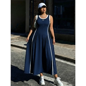 Abito lungo senza maniche blu navy con strisce bianche laterali e stile sportivo