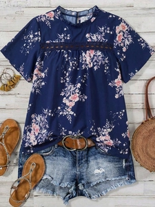 Mise à plat d'une blouse en mousseline fleurie et short en jean à franges