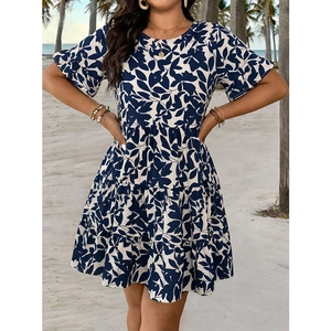 Robe longue à fleurs bleu et blanc à plusieurs étages avec manches courtes pour les vacances
