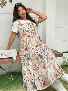 Blumiges langes Trägerkleid mit weißem T-Shirt Set in natürlicher Außenumgebung