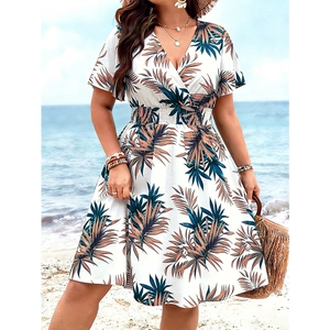 Sommerkleid mit tropischem Palmenmuster, V-Ausschnitt und elastischer Taille am Strand