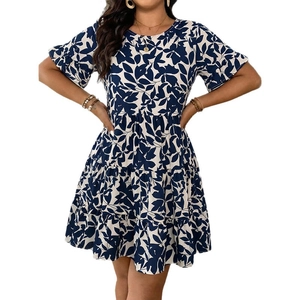 Robe longue grande taille imprimé floral bleu marine avec manches volantées et jupe à volants