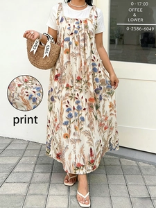 Detail des Blumenmusters auf dem Plus-Size-Sommerkleid mit roten und blauen Blumen