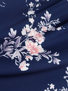 Gros plan sur un tissu mousseline bleu marine à motif floral avec une texture douce