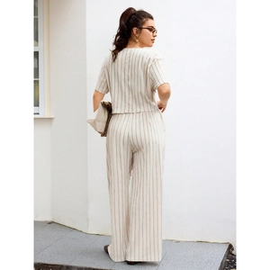 Ensemble chic rayé beige avec haut à manches courtes et pantalon large à taille haute