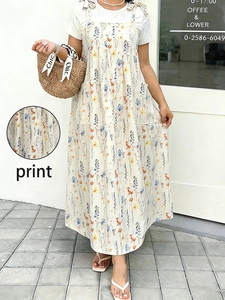 Detailansicht des Blumenmusters auf einem lockeren Sommerkleid mit seitlichen Taschen