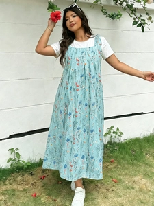 Detailansicht hellblaues Blumen-Maxikleid mit Faltenbrust-Design und weitem Stufen-Rockteil