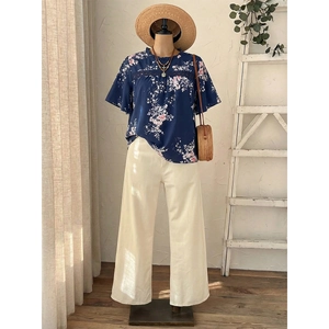 Haut fleuri en mousseline bleu marine et pantalon large à taille haute pour femmes