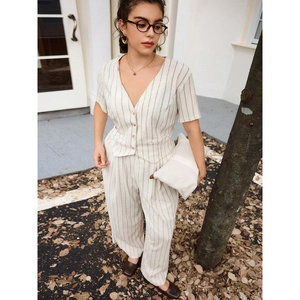 Ensemble élégant beige à rayures avec un gilet cintré et un pantalon large et fluide