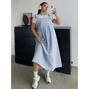Robe chasuble à rayures bleues et blanches avec bretelles à nœuds et poches latérales