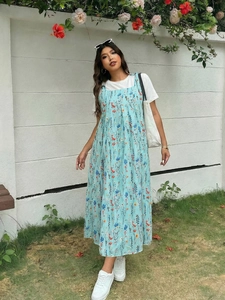 Blumen-Maxikleid mit weißem T-Shirt-Set in einem sonnigen Garten für den Sommer
