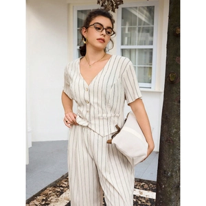 Ensemble chic rayé pour femmes avec gilet à col en V et pantalon large pour le bureau
