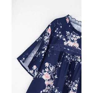 Blouse en mousseline fleurie bleu marine avec dentelle et manches fendues