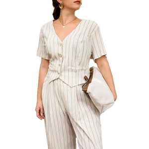 Ensemble chic femme gilet beige à rayures et pantalon large pour tenue de bureau