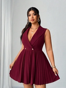Dettaglio vestito bordeaux senza maniche con collo a blazer, gonna a pieghe e bottoni dorati