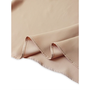 Chemise à manches courtes et col en V kaki, tissu satiné avec détails de finition fins