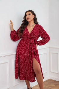 Vue détaillée d'une robe portefeuille rouge à pois blancs avec col en V et lien à la taille