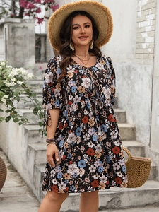 Dettaglio vestito floreale bohémien con maniche a coulisse e scollo a V con lacci