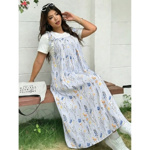 Lässiges Sommer-Trägerkleid mit Blumenmuster und weißem T-Shirt-Set für Damen in Hellblau