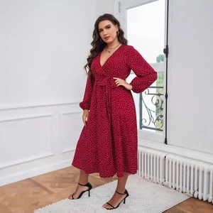 Robe midi élégante bordeaux à pois avec manches longues et ceinture à la taille