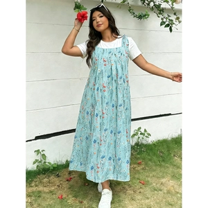 Blumiges Sommer-Maxikleid mit weißem T-Shirt Set in einer entspannten, lockeren Passform