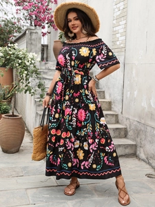Détail de la robe bohème à fleurs avec col bardot et jupe à plusieurs niveaux