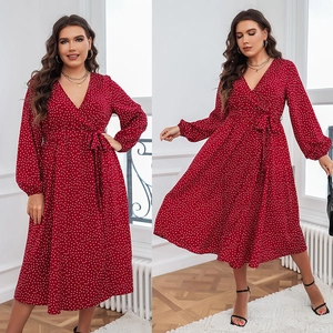Robe longue rouge foncé à pois avec col en V et manches longues pour femmes