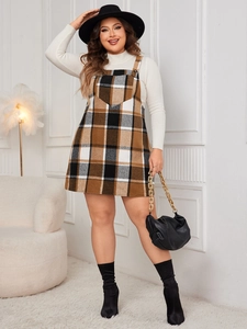 Détail de la robe chasuble à carreaux grande taille en tweed épais avec poches latérales