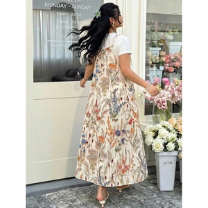 Blumenmuster Maxikleid mit Spaghettiträgern und weißem T-Shirt für einen Sommer-Lagenlook