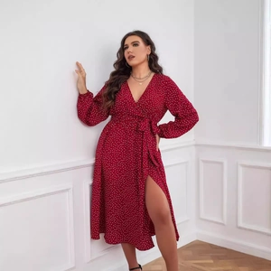 Robe midi rouge foncé à pois avec col en V, manches longues et fente latérale élégante