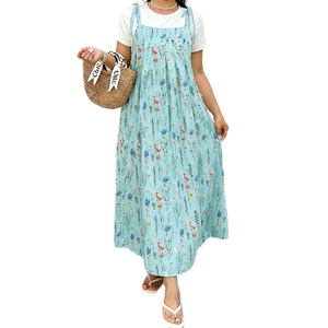 Maxi-Trägerkleid mit Blumenmuster in Hellblau, kombiniert mit weißem T-Shirt