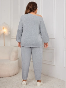 Vue arrière d'un ensemble deux pièces gris à épaules dénudées avec pantalon long et doux