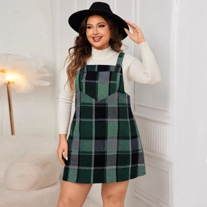 Robe à carreaux grande taille avec bretelles et pull blanc à col roulé