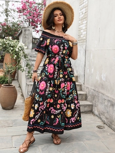 Robe longue fleurie à épaules dénudées avec jupe à volants et ceinture style vacances d'été