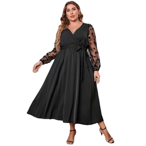 Abito lungo nero taglie forti con scollo a V e maniche lunghe in rete ricamata elegante