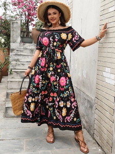 Détail d'une robe à fleurs épaules nues avec volants étagés et texture mousseline légère