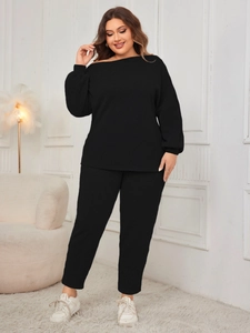 Détail d'un ensemble décontracté grande taille avec haut à manches longues et pantalon